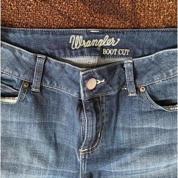 New Ladies Wrangler Boot Cut Jeans, size 9x32, W on the back pockets - Picture 6 of 8